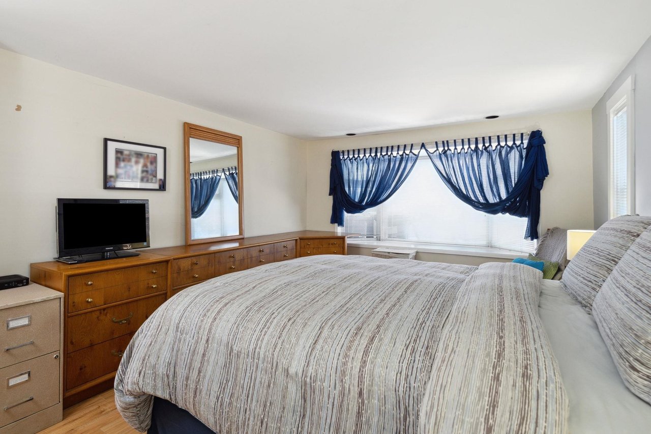 1384 Fernwood Cres