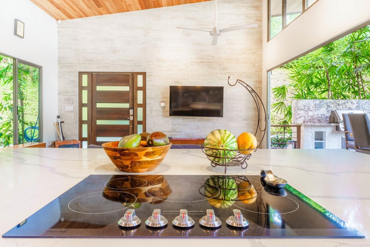 4 Bedroom Tropical Luxury Home, With Outstanding Ocean And Mountain Views