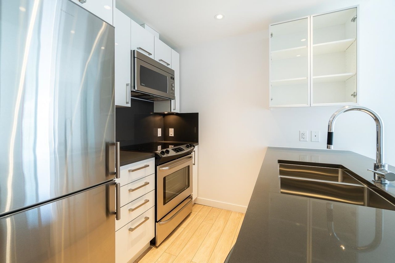 PH9-955 E Hastings St