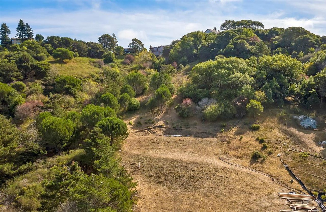 1 Trestle Glen Cir