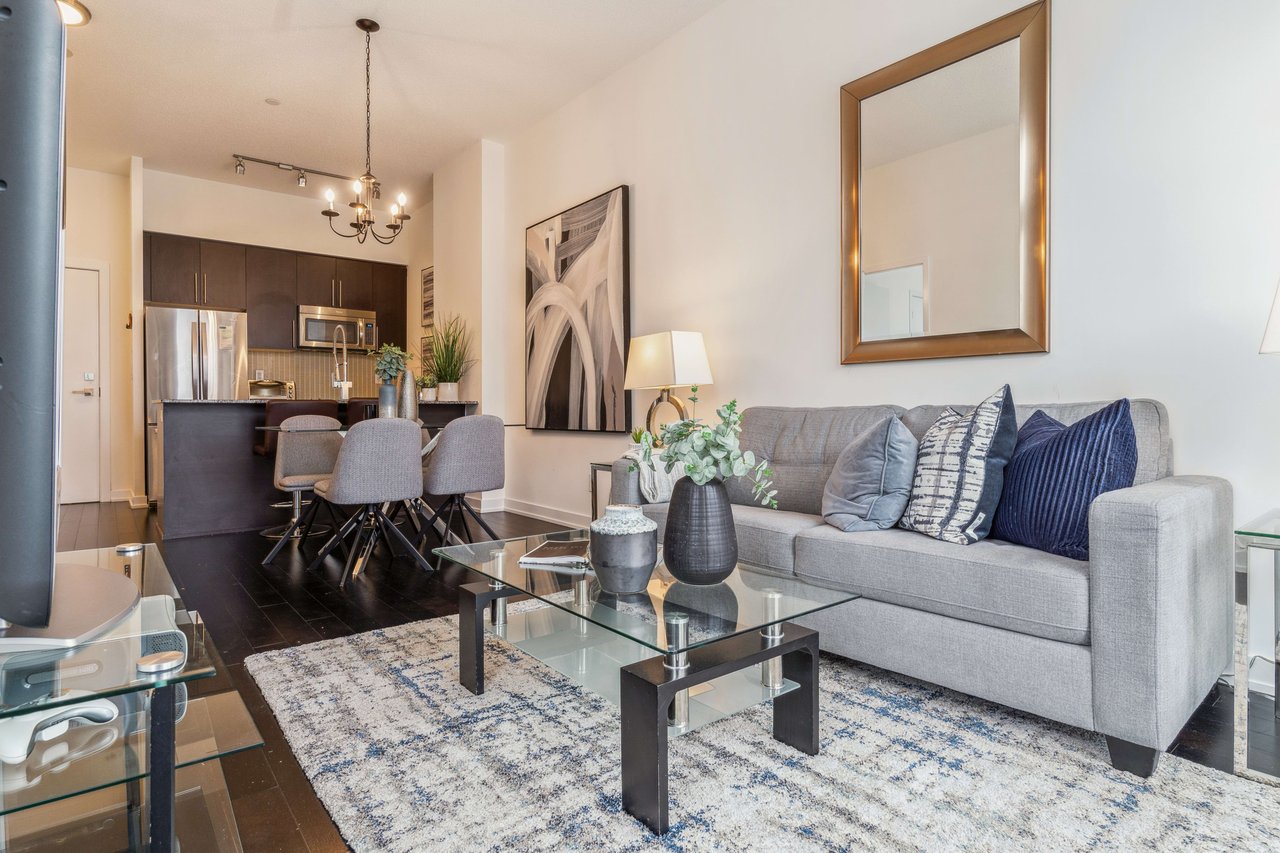 Bright & Spacious Condo In The Heart Of Downtown Mississauga