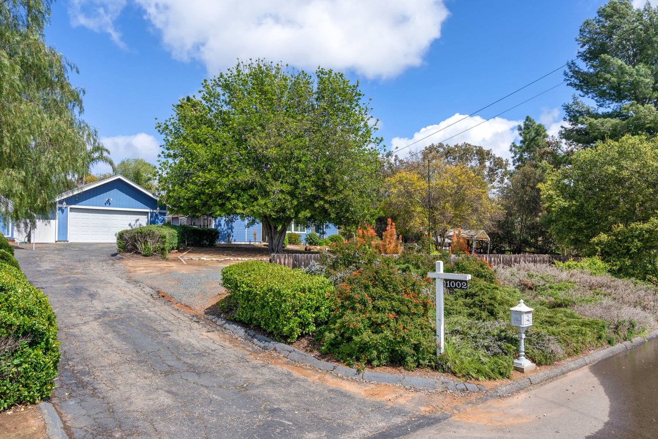 1002 Pepper Tree Ln