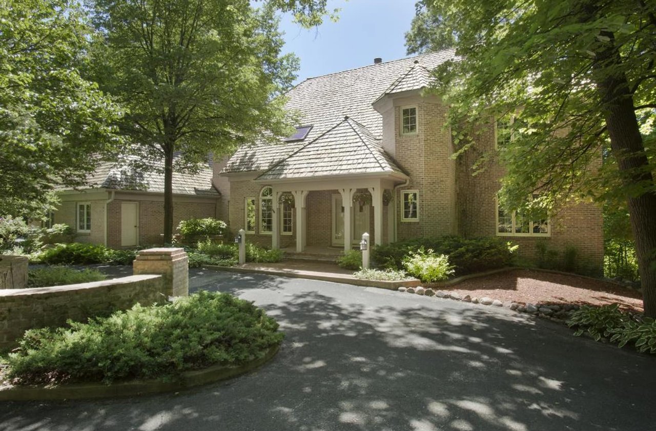 300 Black Oaks Ln | Wayzata
