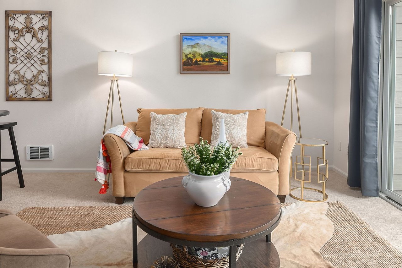 Charming Light and Bright Condo on Mercer Island