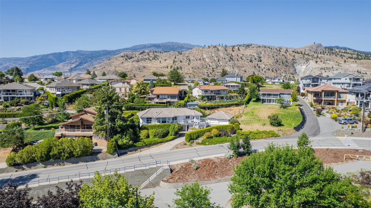 6752 Lakeside Dr