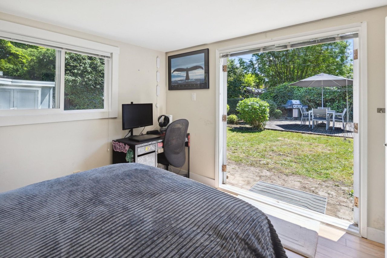 1384 Fernwood Cres
