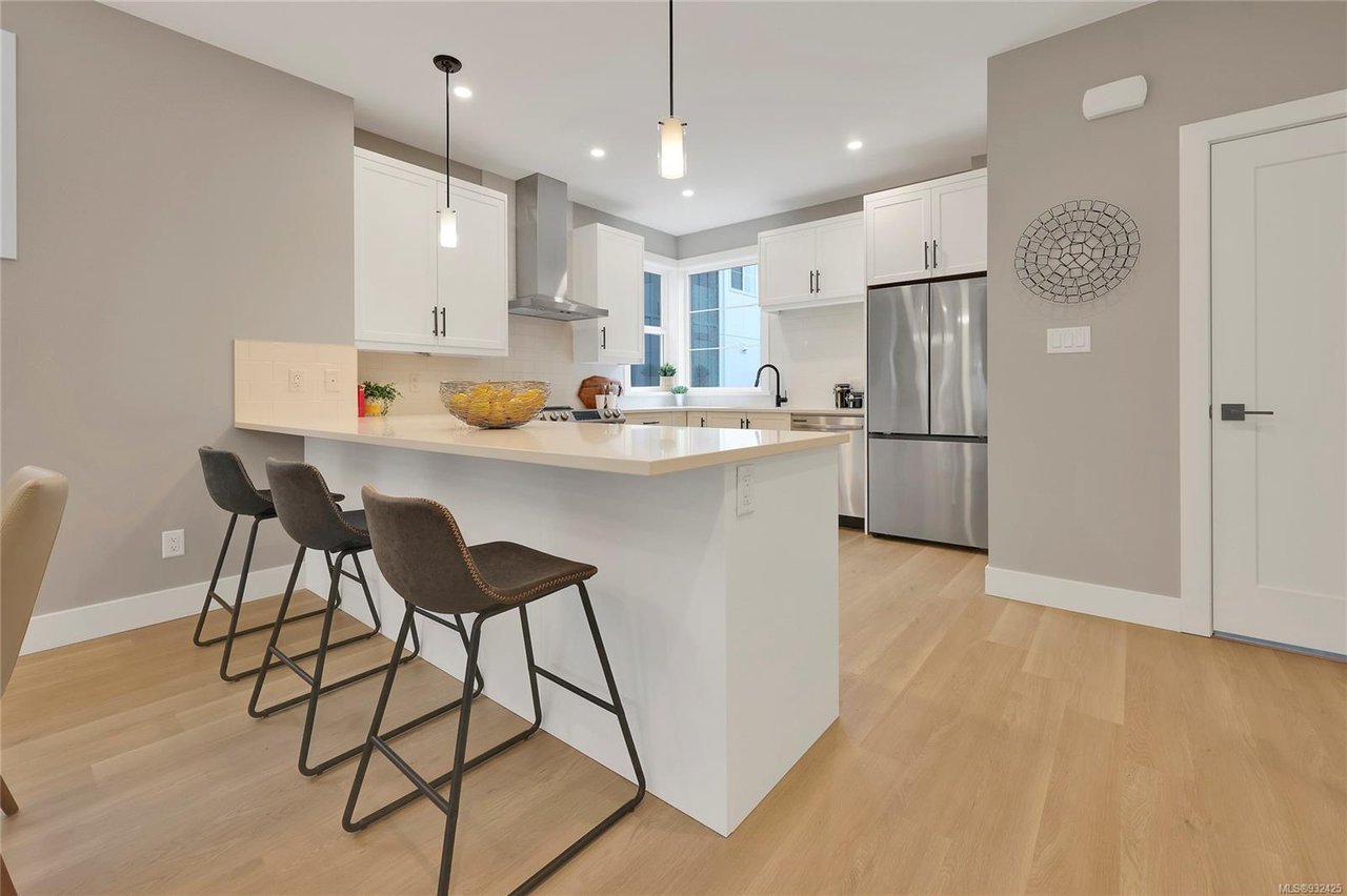 5-1048 Tillicum Rd, Esquimalt