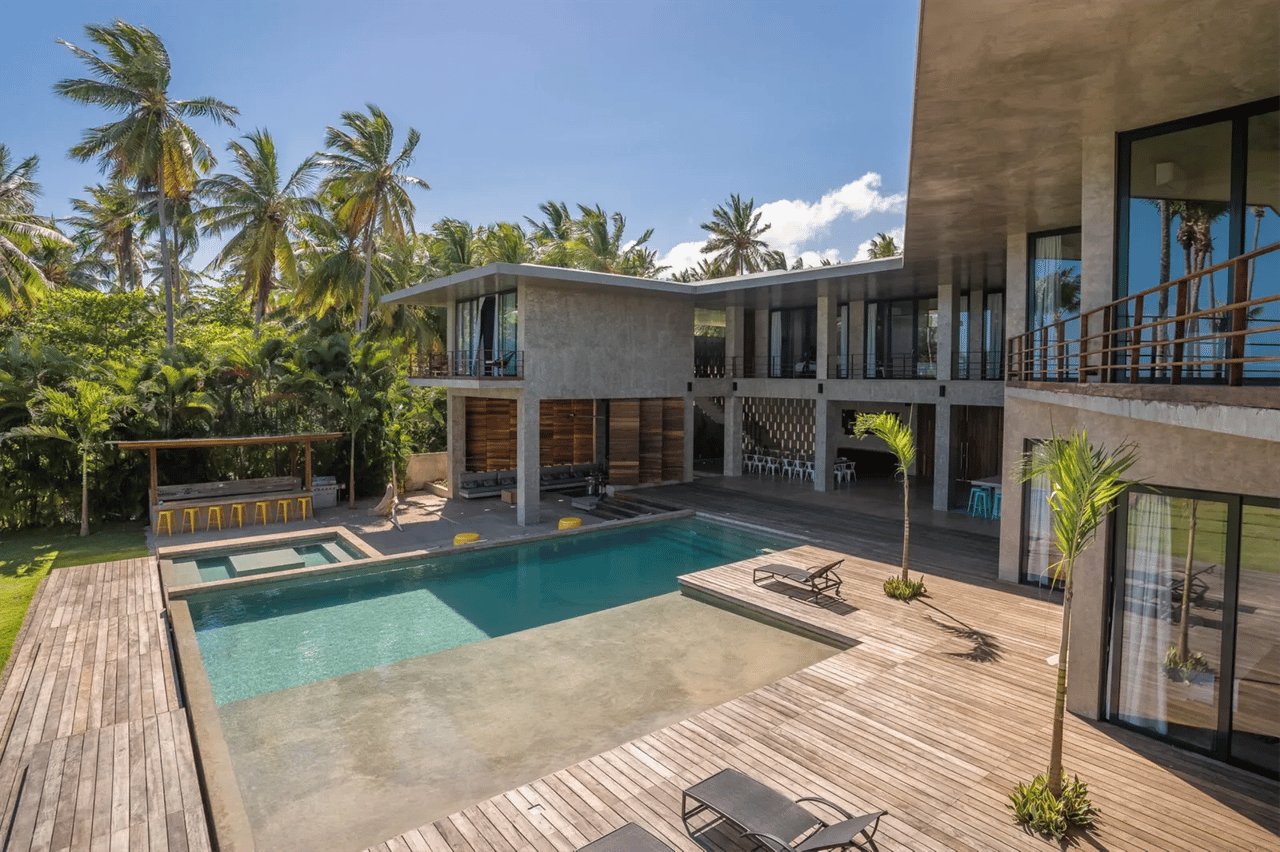 Beachfront Luxury Retreat: Contemporary Villa With Stunning Views and Unrivaled Amenities