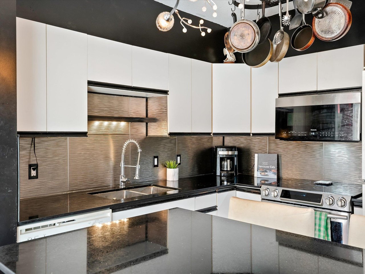 203-1203 Pemberton Ave