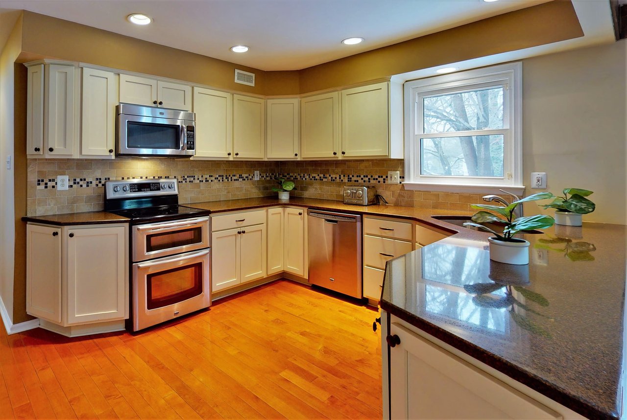 32 LAWRENCIA DR