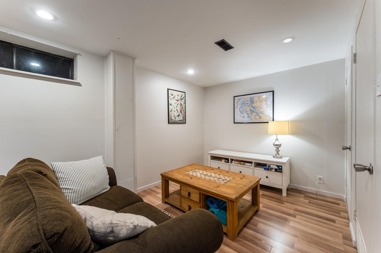 2060 Deep Cove Cres