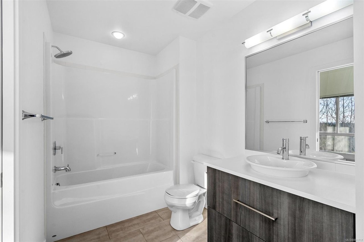303-4050 Douglas St