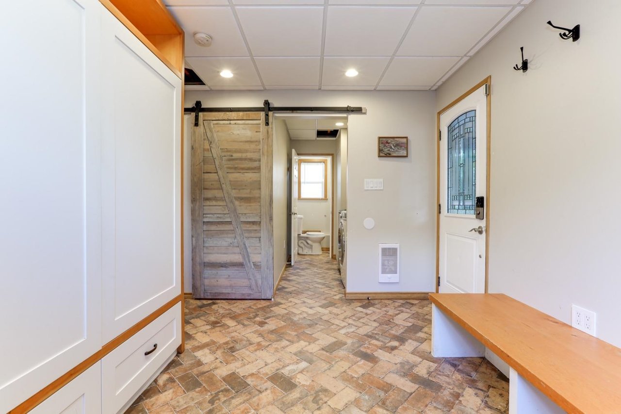 2552 Jura Cres