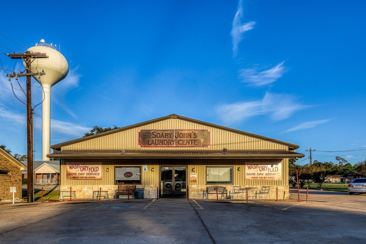 512 & 514 S Front St Bellville, TX 77418