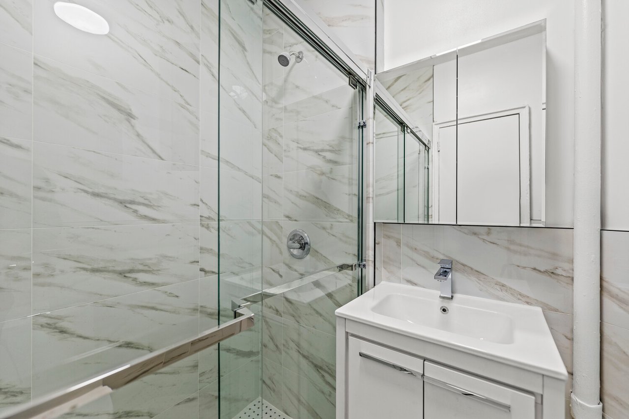210 East 38th Street, Apt 4B