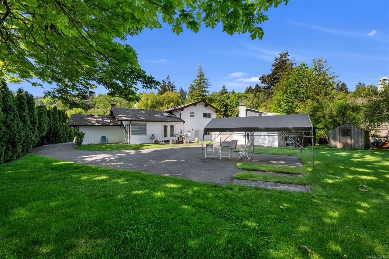 989 Abbey Rd, Saanich