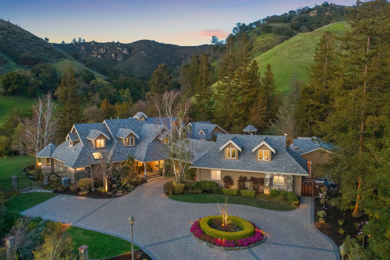 1 Country Oak Ln