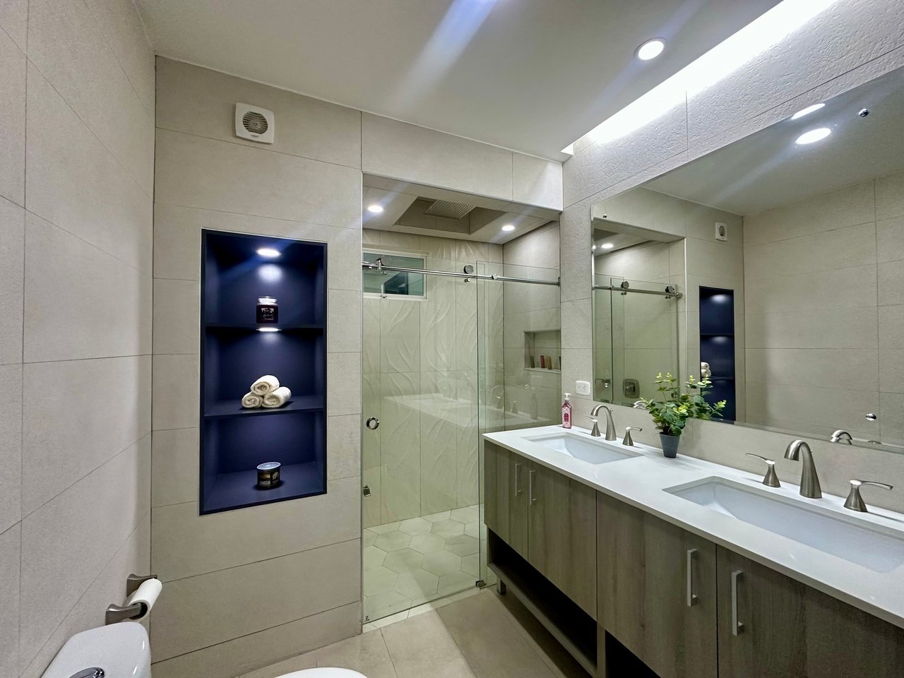Remodeled Garden Level Residence, Escazu, San Jose