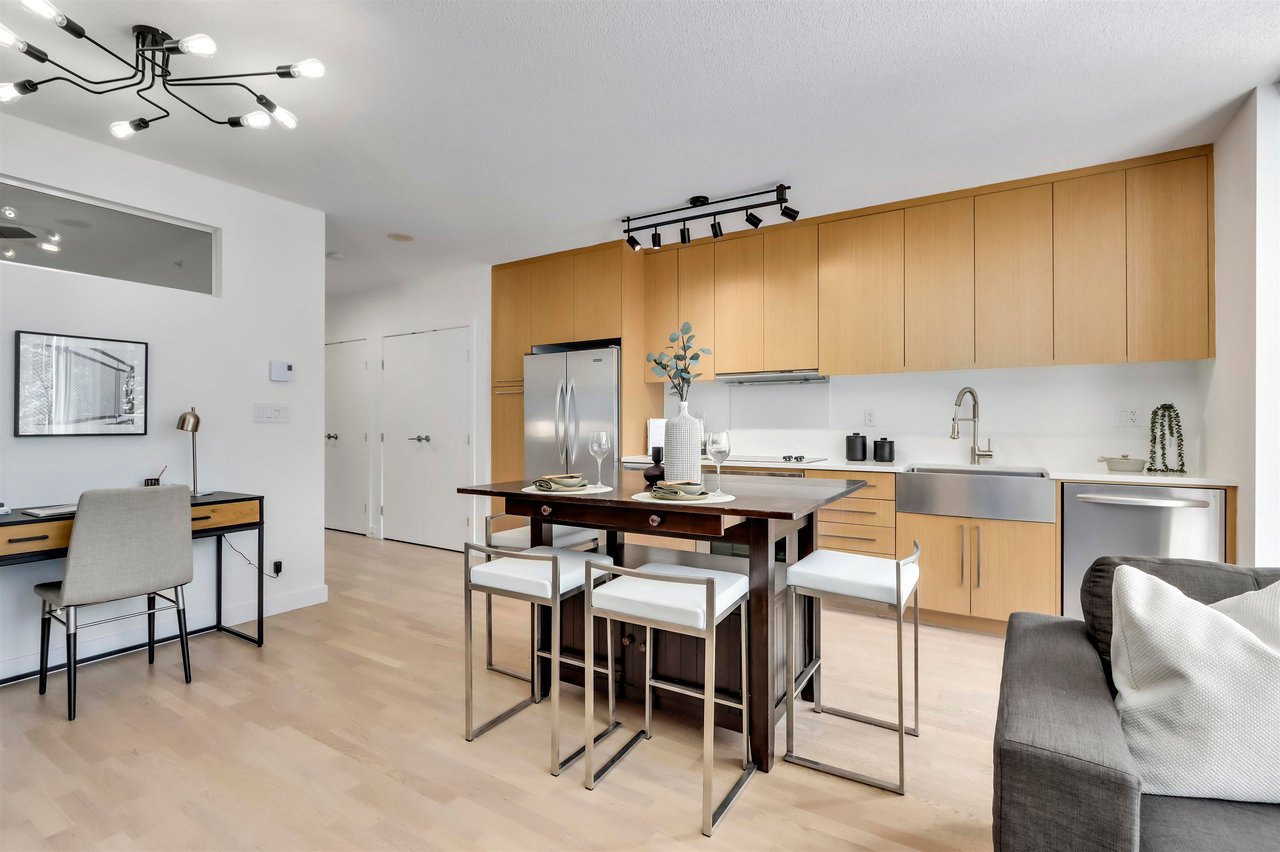 404-251 E 7th Ave