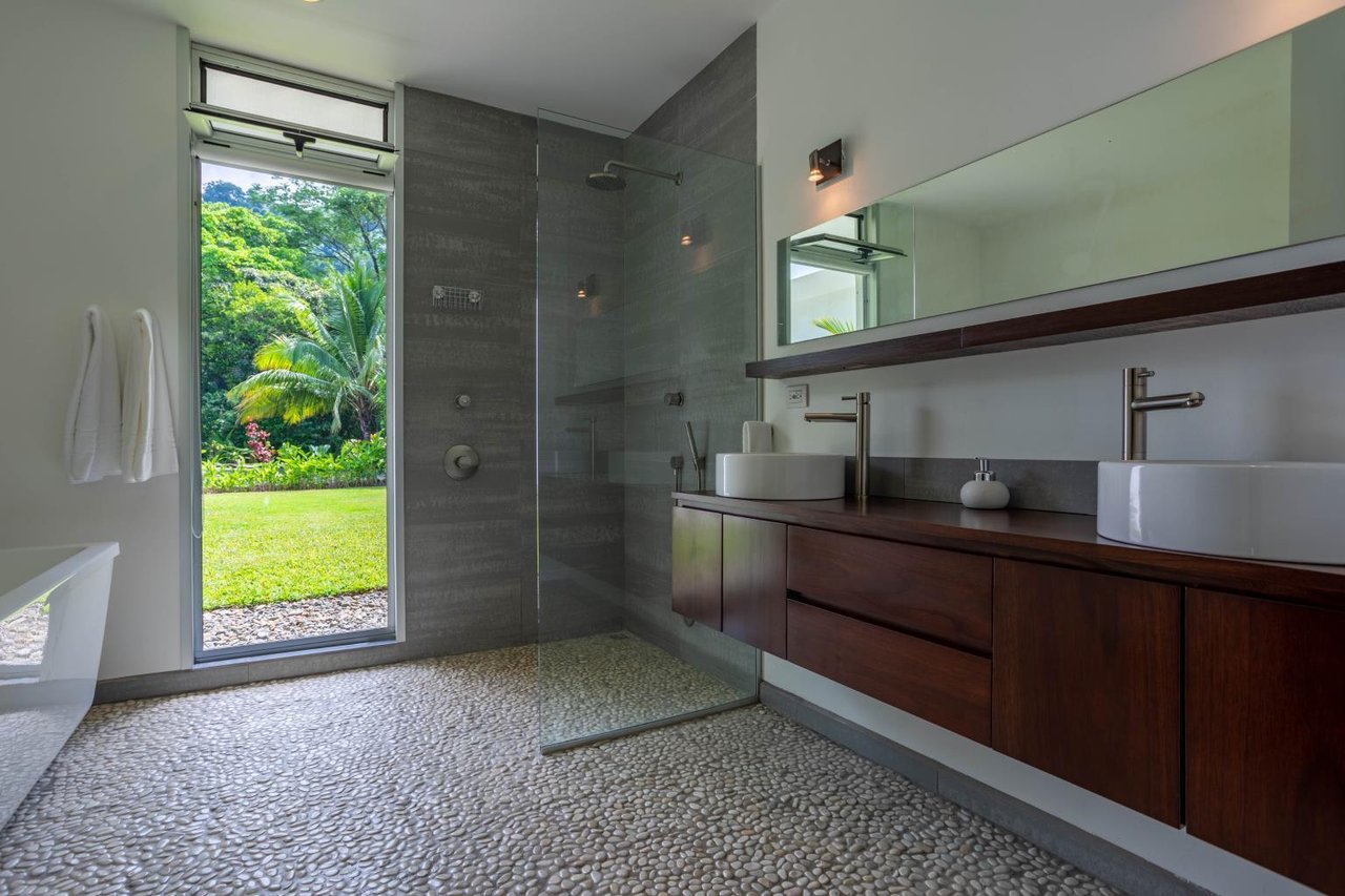 Mariposa , Luxury Modern Home With Guest House