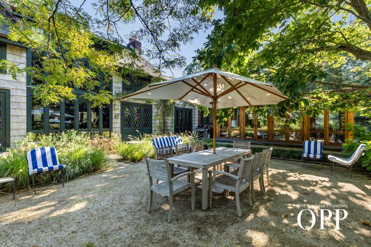 AN EXQUISITE CARRIAGE HOUSE