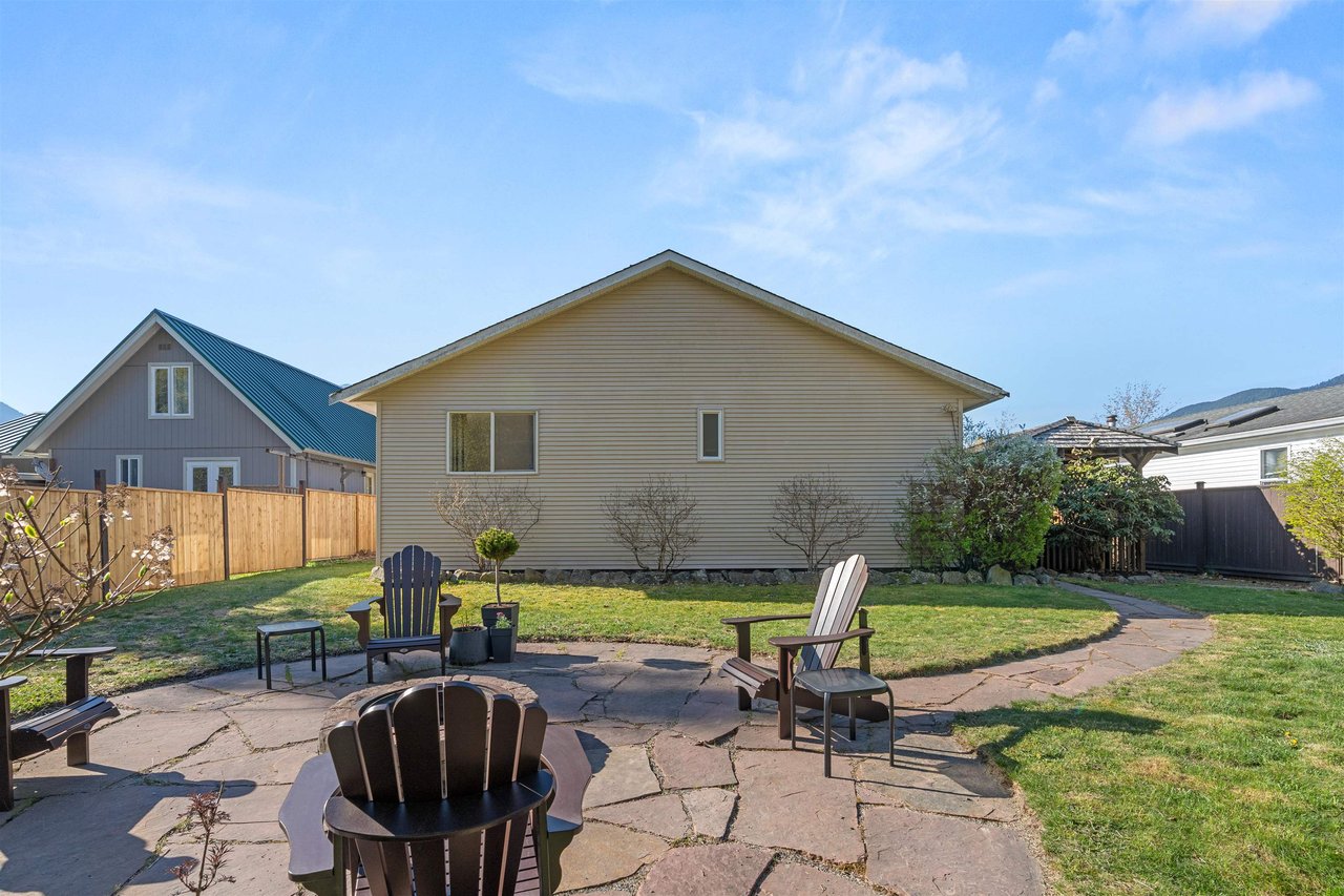 1050 Edgewater Cres