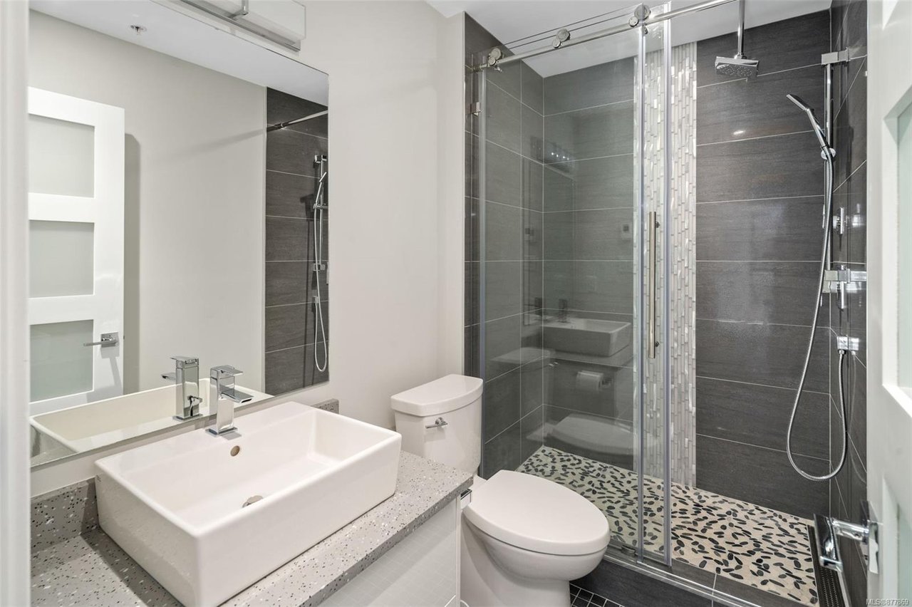 N212-1105 Pandora Ave