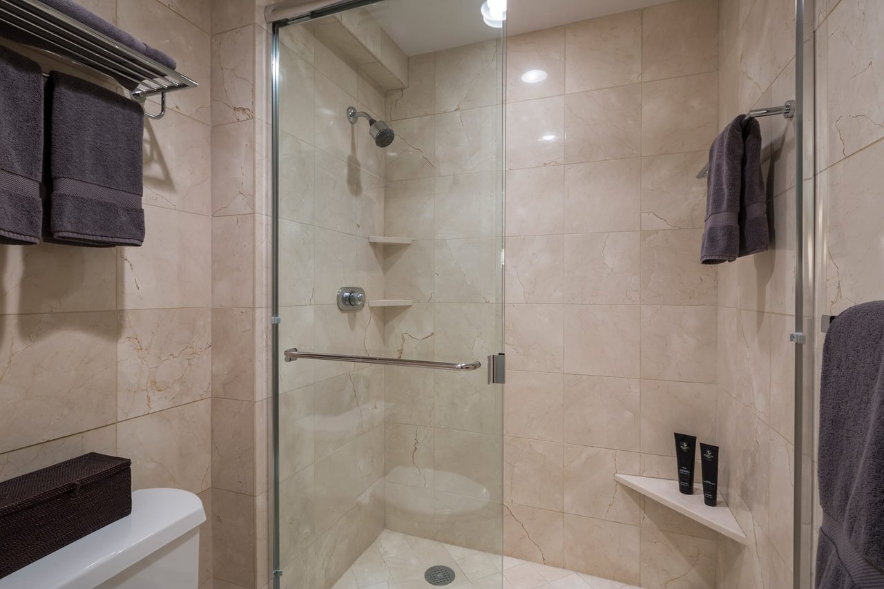 Two Bedroom Condo With Landmark Views