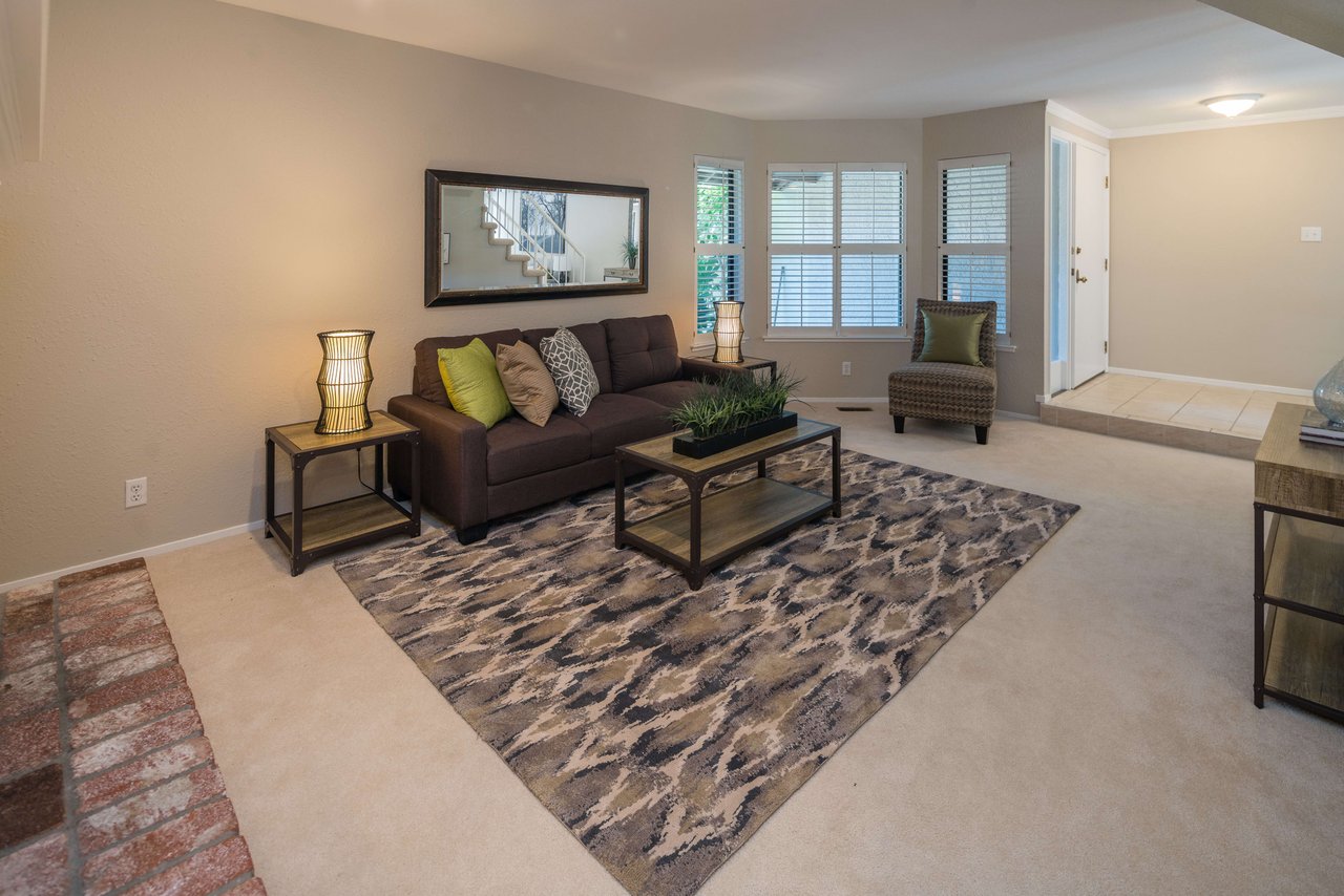 1661 Sugarloaf Dr