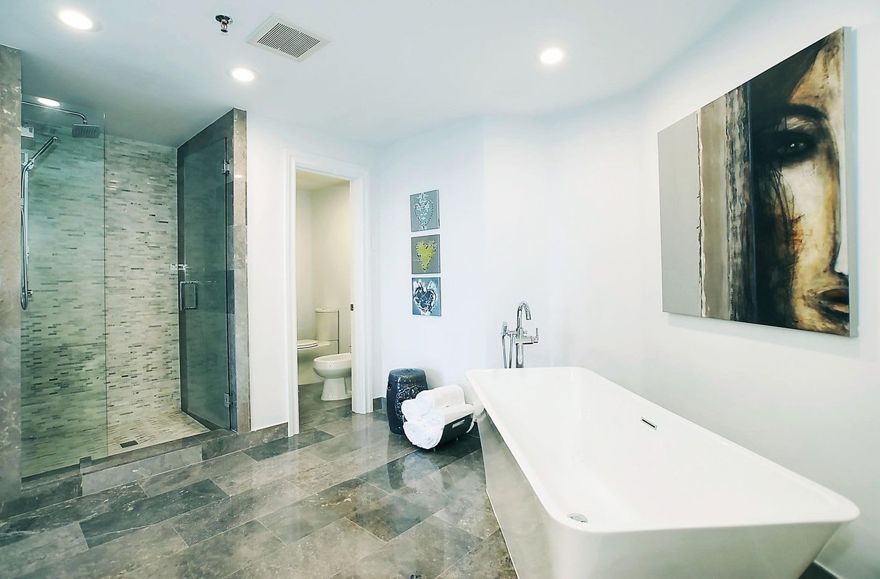 1073 Hillsboro Mile, #5N