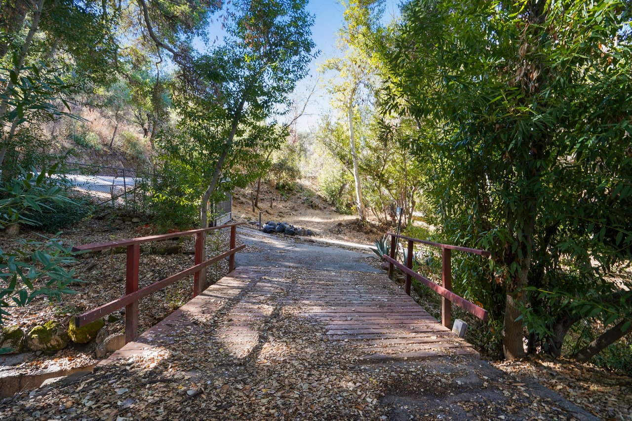 30887 Mulholland Hwy