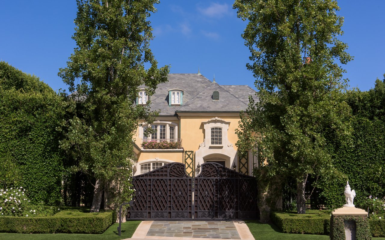 Grand Traditional Manor in Brentwood Park