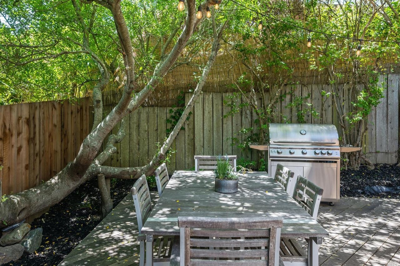 2 Cedarwood Ln
