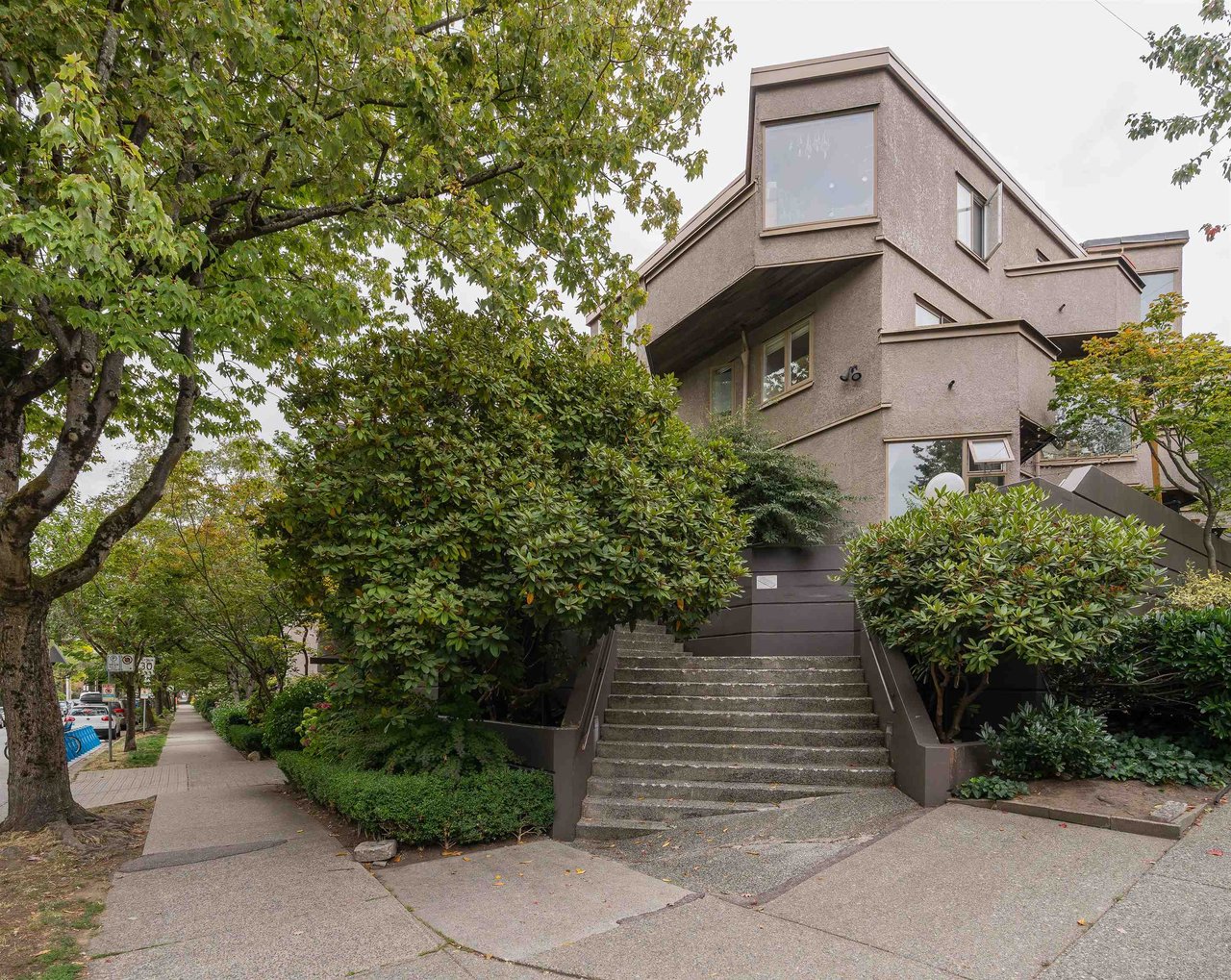 42-870 W 7th Ave
