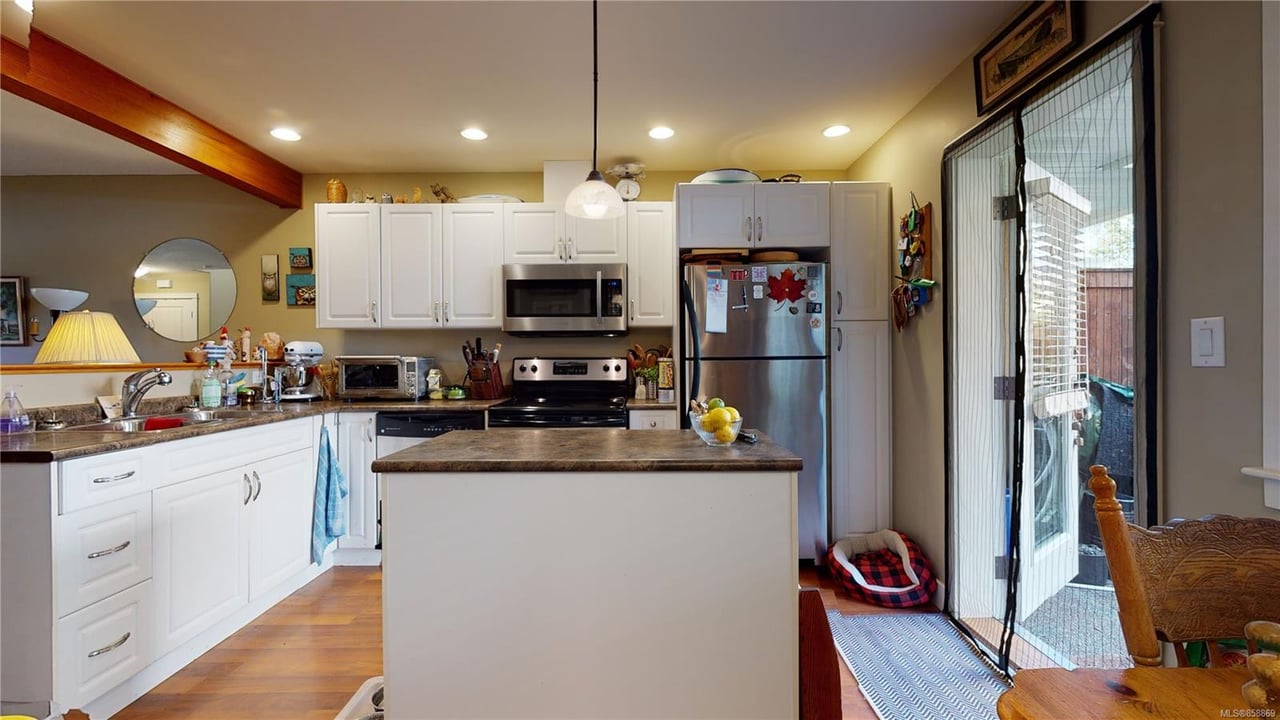 3-2529 Alexander St