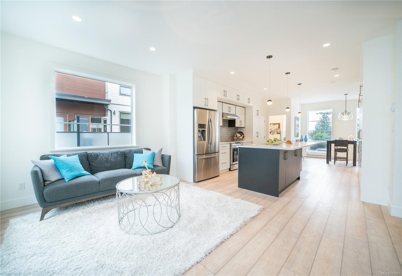 5-1052 Tillicum Rd