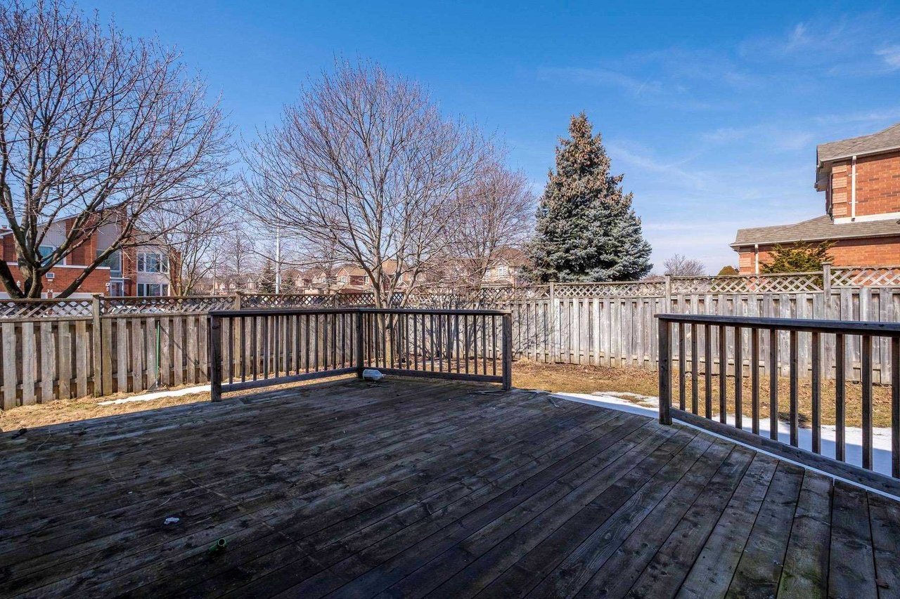 DETACHED CORNER LOT