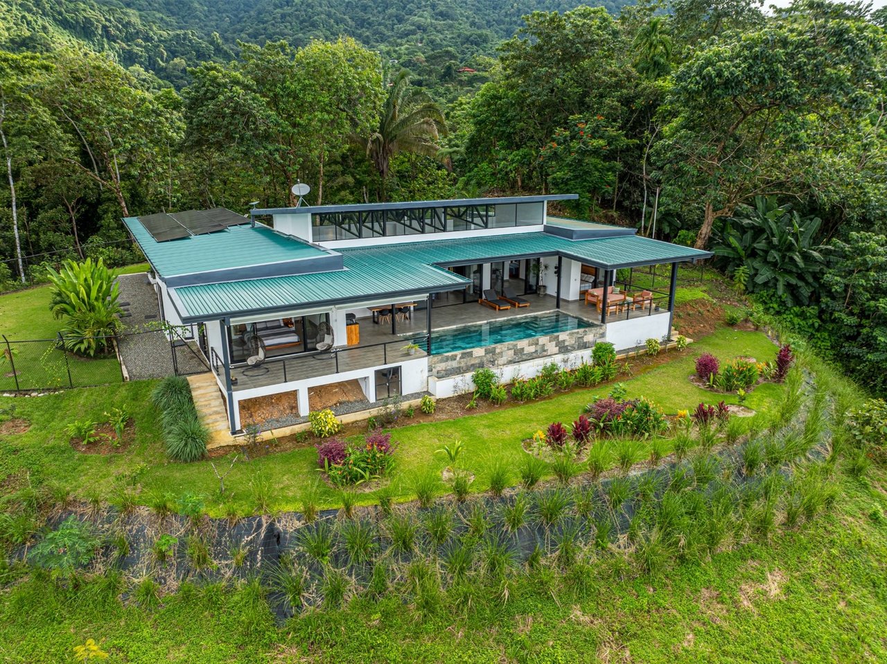 Solar Powered Infinity Pool Home, Ojochal, Puntarenas