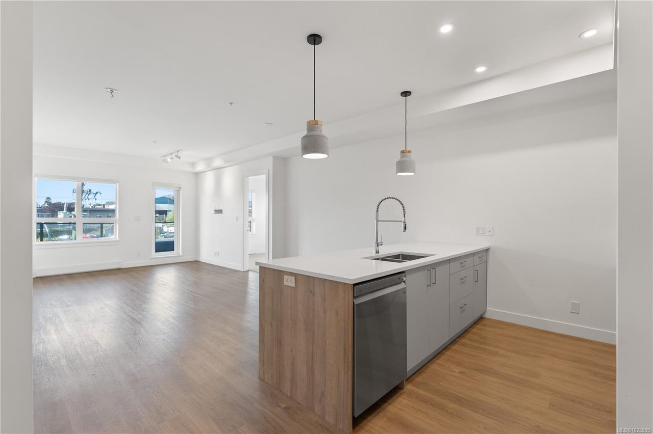 402-757 Tyee Rd, Victoria