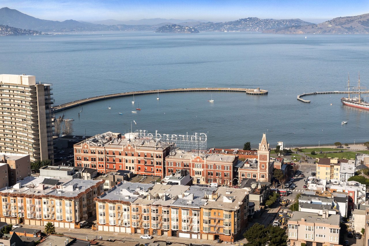 Three Bedroom Apartment With Golden Gate View