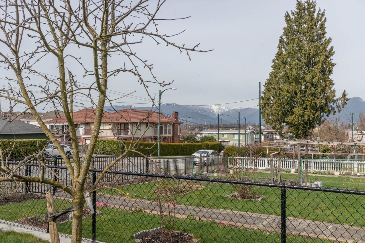 3896 Slocan St