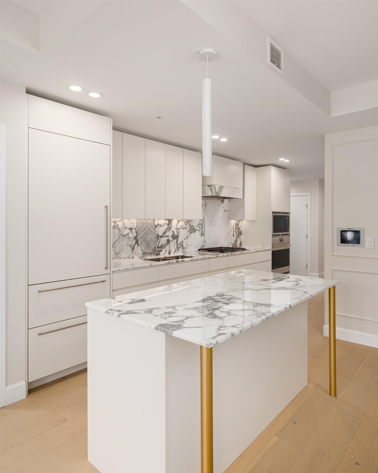 203-3668 W 10th Ave