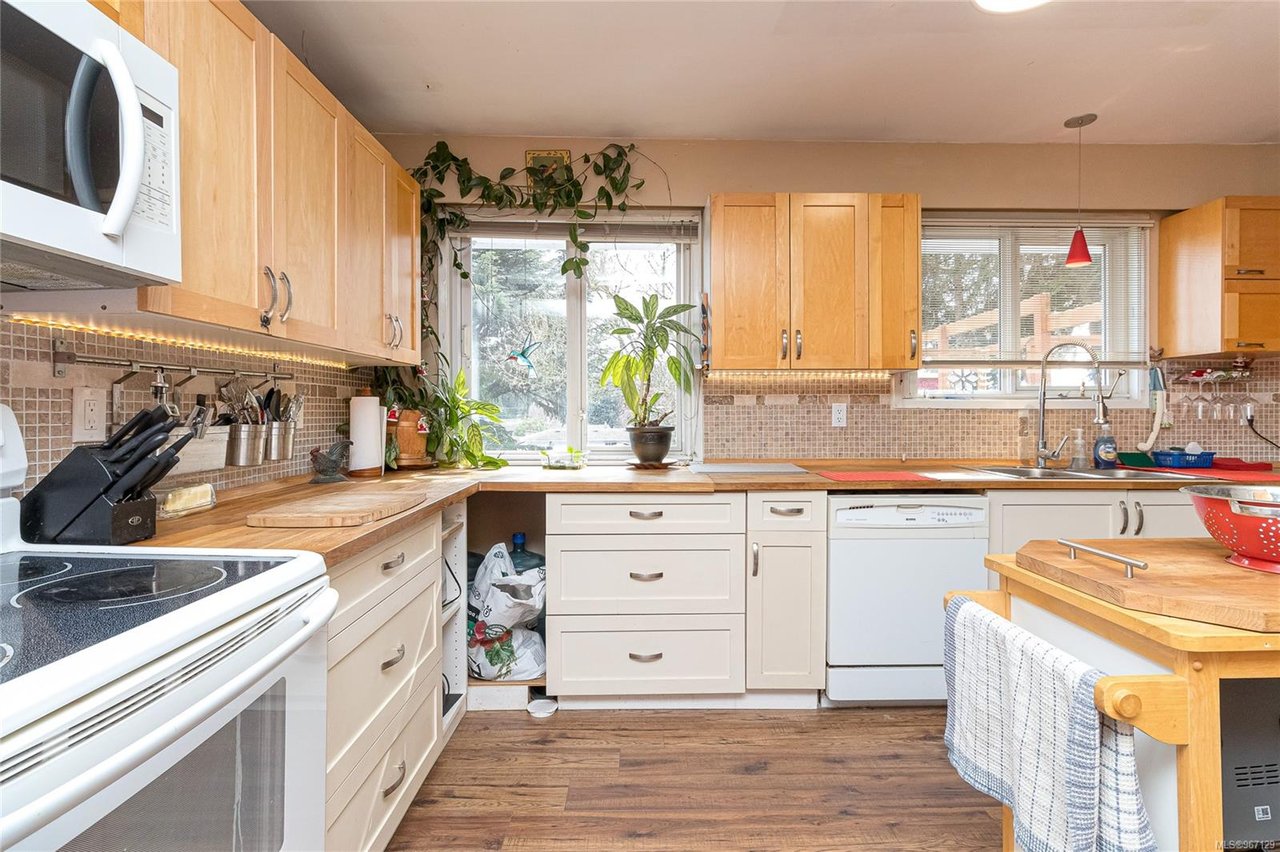 1335 Justine Pl, Langford