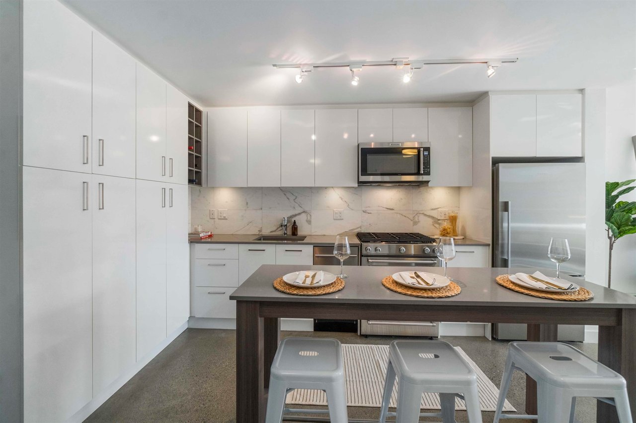 303-231 E Pender Street, Vancouver