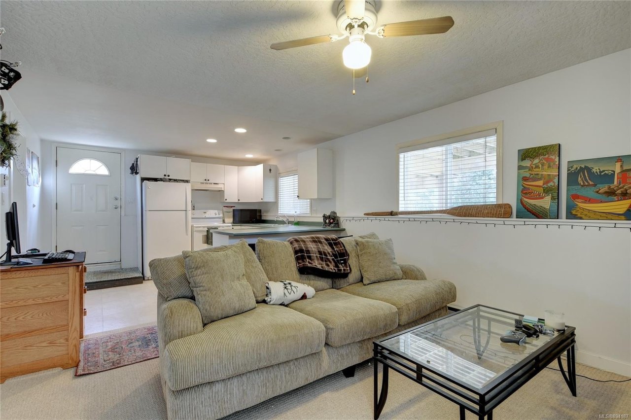 585 Baxter Ave
