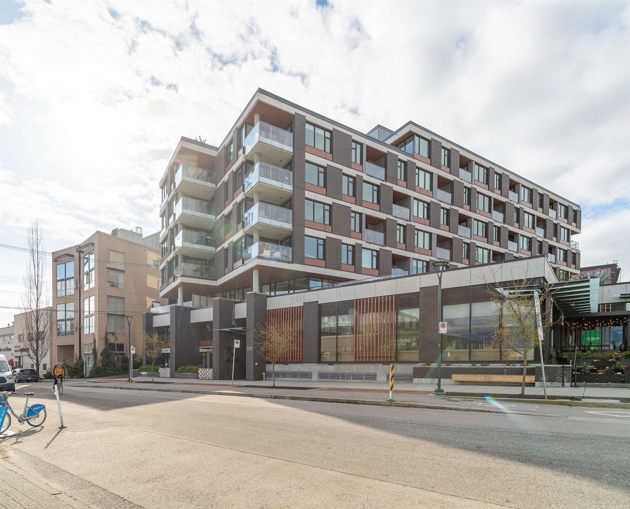 704-210 E 5th Ave