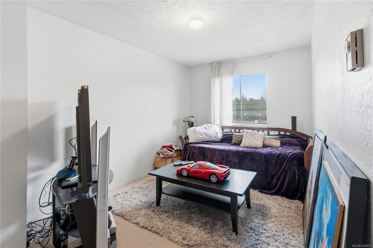 1639 Holly Cres