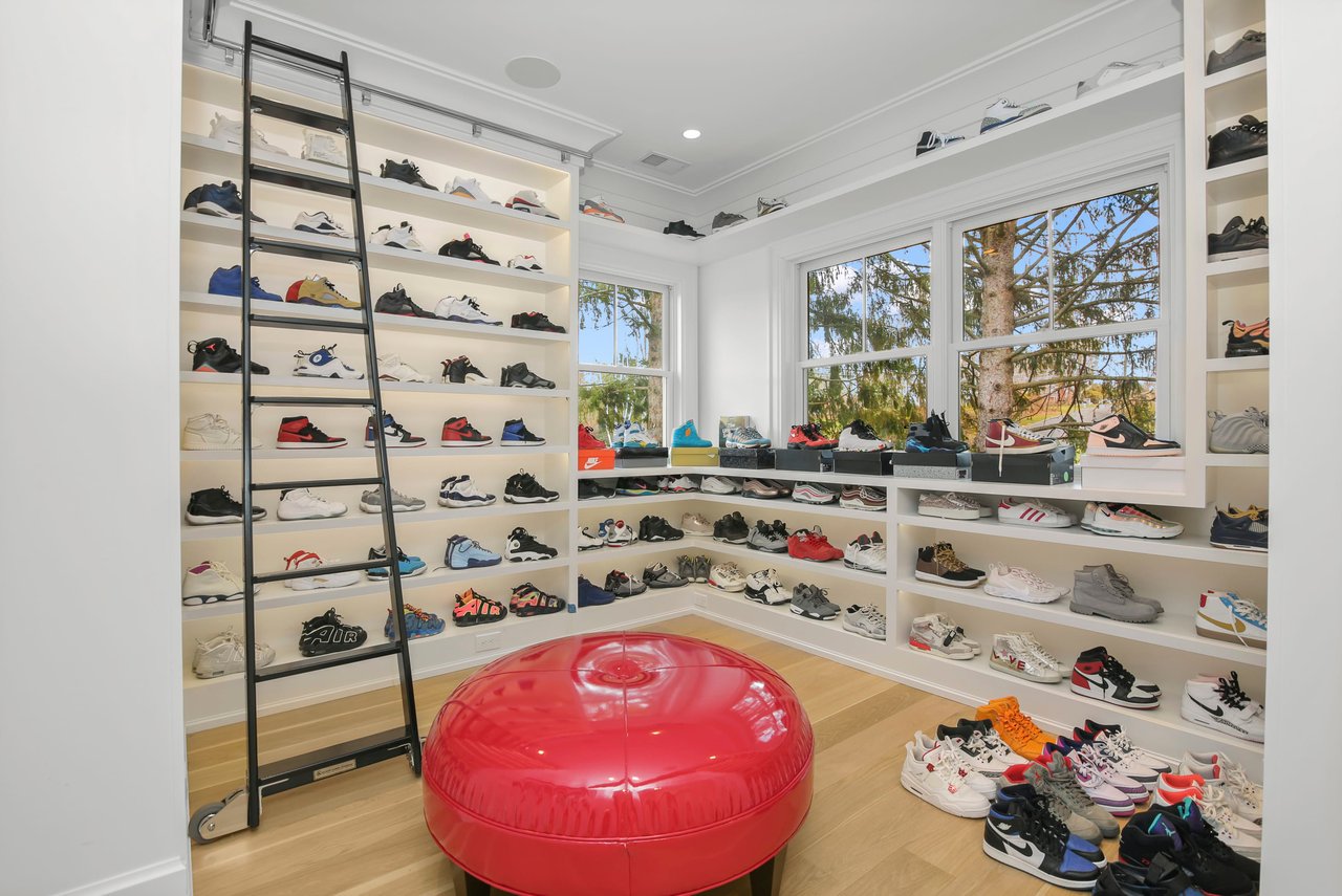 18 Mayflower Parkway