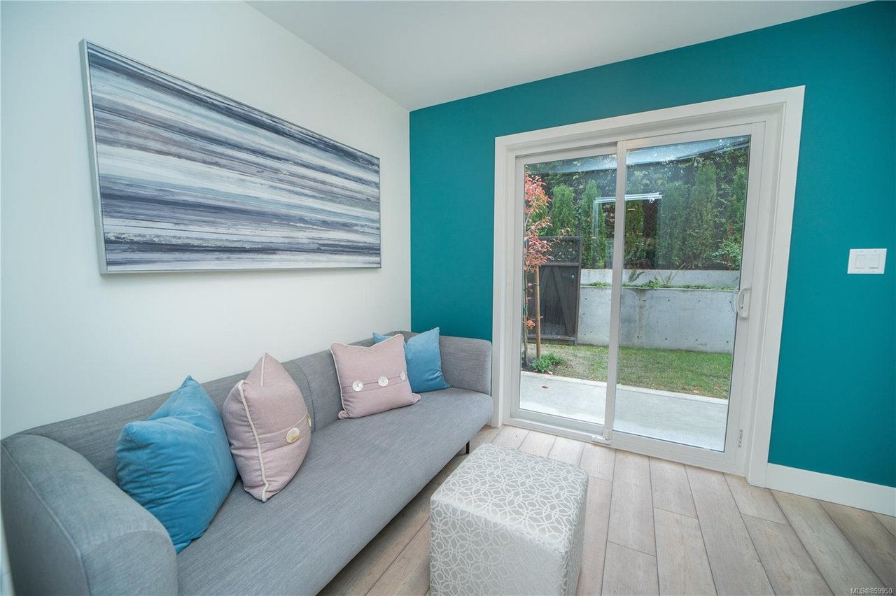 5-1052 Tillicum Rd