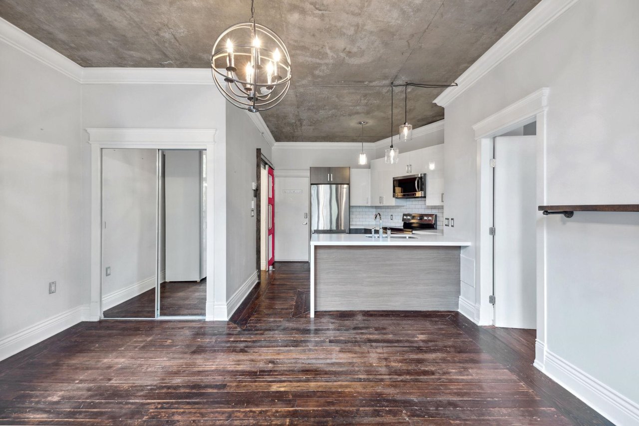 208-22 E Cordova St